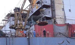 Inspectores marítimos vigilan el petrolero Safer siniestrado.