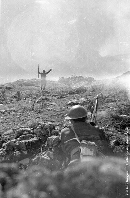 Ένας εξαντλημένος αντάρτης παραδίνεται στον ελληνικό στρατό κατά τη διάρκεια του Ελληνικού Εμφυλίου Πολέμου. (Φωτογραφία από Bert Hardy / Getty Images). 1948