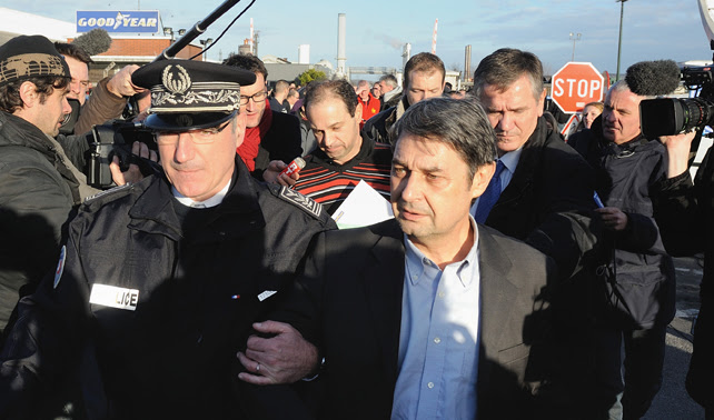 Bernard Glesser,director de recursos humanos de la fábrica de neumáticos Goodyear de Amiens, sale de la planta escoltado por la policía.