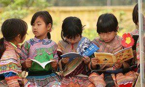 Niñas de una comunidad indígena leen en la escuela primaria de Ban Pho en la provincia de Lao Cai, Vietnam.