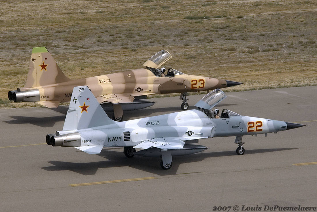 MODELISMO Y COLORES: F-5e Agessor Hobbyboss colores en Humbrol