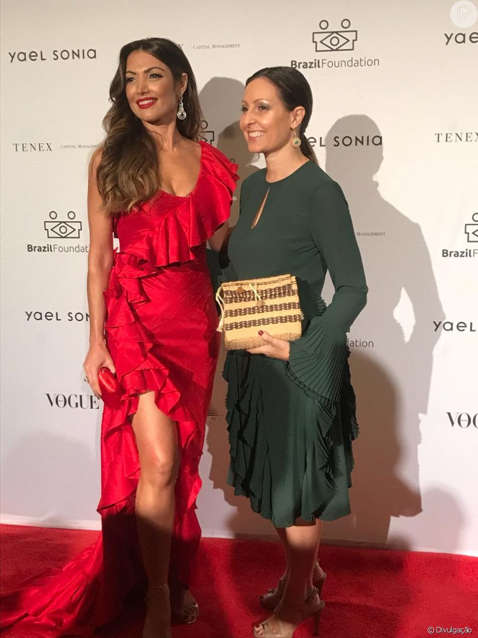 PatrÃ­cia Poeta com Patricia Lobaccarono, presidente da Brazil Foundation, no evento de gala em Nova York