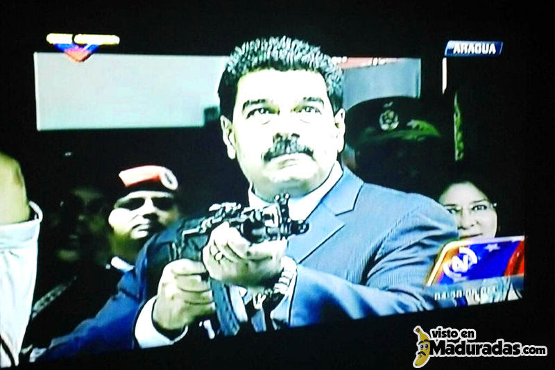 Violencia en Venezuela, Maduro con arma
