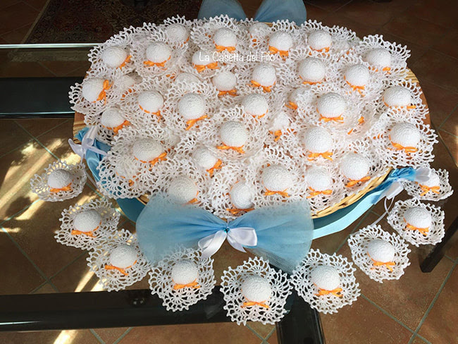 Bomboniere uncinetto promessa di matrimonio. Bomboniera Uncinetto Cappellino Bomboniere Uncinetto Ricamo A Punto Croce Bomboniere In Pasta Di Mais Scarpine Per I Bambini Amigurumi E Tanto Altro Ancora