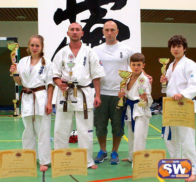 Der käuferschutz ist deine absicherung, wenn eine ware nicht ankommt, beschädigt ist oder nicht der beschreibung entspricht. Turnier Und Meisterschaft Im Kyokushin Vollkontakt Karate Ist Nur Die Spitze Eines Eisbergs Lokale Nachrichten Aus Stadt Und Landkreis Schweinfurt