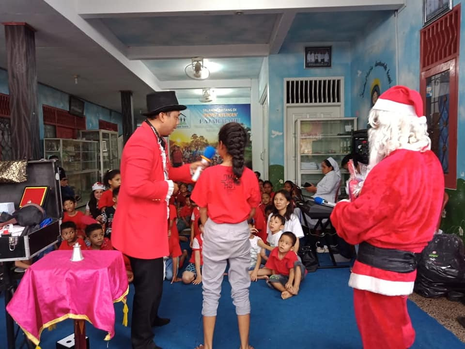 Kosep acara namun, sebelum saya mengakhiri kata sambutan mini saya minta kepada ibu rektyor setelah ini untuk membuka acara ini secara resmi. Iska Berbagi Kasih Di Panti Asuhan Fajar Baru Keuskupan Sufragan Bogor