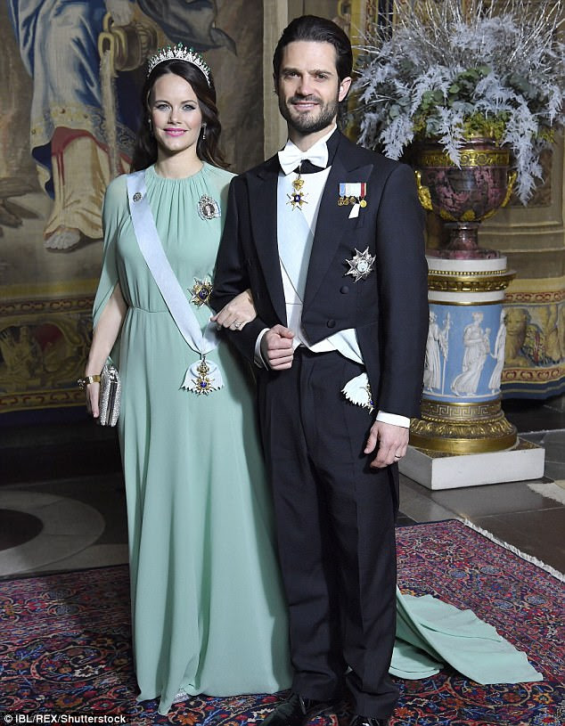 A nova mãe Princesa Sofia e seu marido, o Príncipe Carl Philip, participam do jantar do Rei para os Prêmios Nobel em Estocolmo 