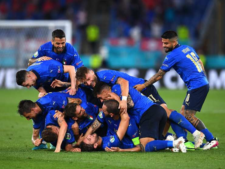 Maybe you would like to learn more about one of these? L Italia Agli Europei E Poi C Era Locatelli Che Incartava La Cioccolata