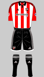 Das brentford trikot kommt mit den bekannten rot/weißen streifen. Brentford Historical Football Kits