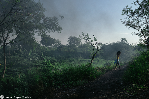 Una joven camina a su casa en Smokey Mountain, Filipinas.