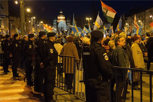 Így énekelte a Székely Himnuszt a több ezres tömeg Marosvásárhely főterén!