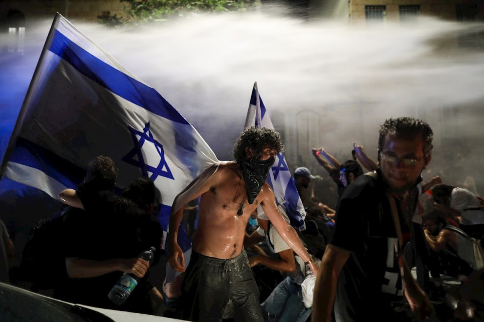 La Policía carga con cañones de agua para dispersar a los manifestantes contrarios al primer Ministro israelí, Benjamin Netanyahu en Jerusalén. /EFE