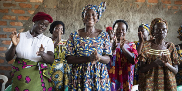 Des femmes debout chantent et dansent ensemble en République centrafricaine.    © HCR/Adrienne Surprenant