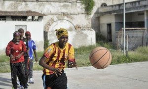 Una joven pasa la pelota durante un entrenamiento en Mogadishu, en Somalia, donde el baloncesto está resurgiendo tras estar prohibido durante años bajo el mandato del grupo extremista Al Shabaab.