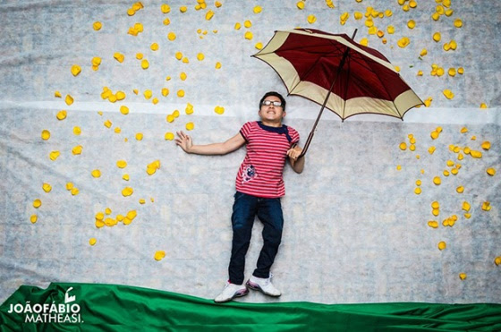 Vivi debaixo de uma chuva de pétalas de flores