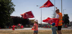 Dock workers (and their kids) on strike greet suppoertive passerbys outside the entrace of Felistowe port.