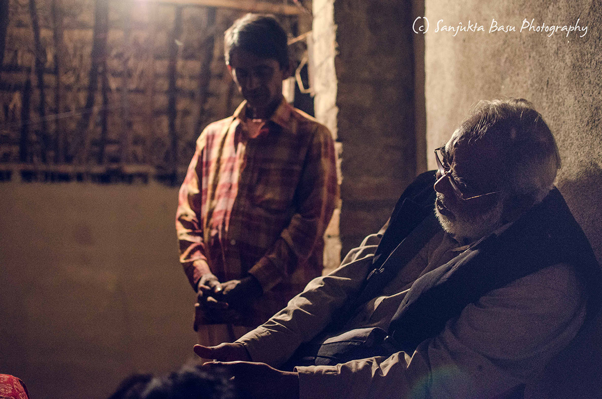 Karwan e Mohabbat member John Dayal leads the prayers at the hut of a member of Rajesh Naik's fellowship. (Credit: Sanjukta Basu / Karwan e Mohabbat)