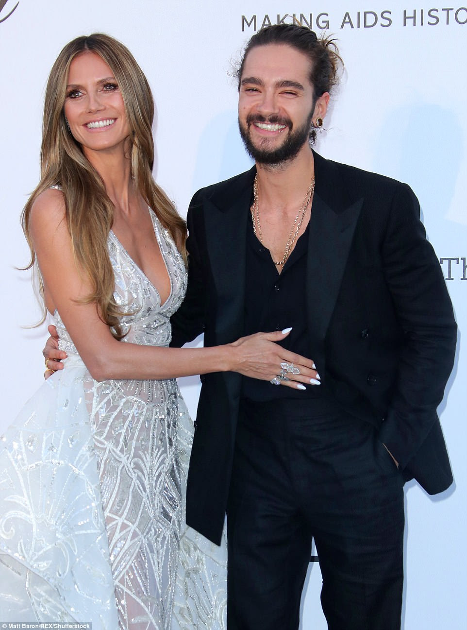 Enquanto isso, Heidi Klum usou o evento para fazer sua glamorosa estreia no tapete vermelho com seu amante mais jovem, Tom Kaulitz, 28