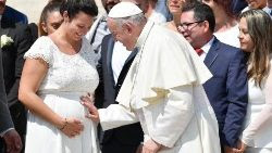 “Como todos os fiéis, os cristãos bendizem a Deus pelo dom da vida. Viver é, sobretudo, ter recebido. Receber a vida. Todos nós nascemos porque alguém nos desejou a vida. Esta é apenas a primeira de uma longa série de dívidas que contraímos vivendo. Dívidas de gratidão”. (Papa Francisco)