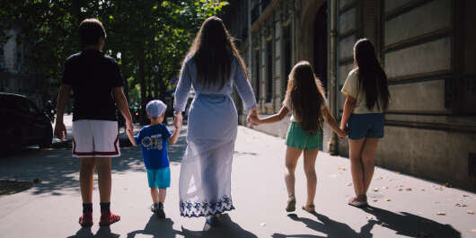 10 juillet 2023, Paris. Victoriya et ses enfants.