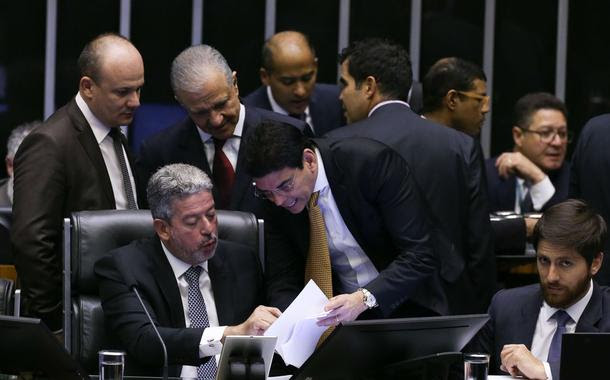 Câmara aprova arcabouço fiscal com folga, em vitória do governo Lula