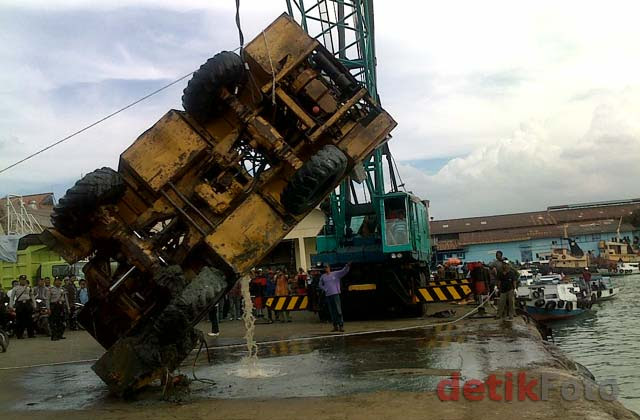 UNIK ANEH DAN AJAIB Rem Blong Truk  Molen  Nyemplung Laut