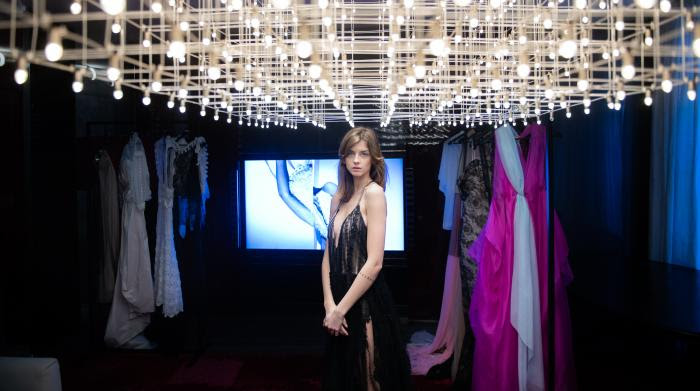 Haute couture printemps-été 2021 : une robe "araignée" Aelis dans une galerie d'art pour "décoloniser la nature"