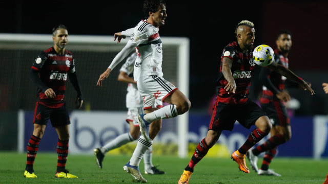 Flamengo vence o São Paulo no Morumbi e entra no G-4 do Brasileiro