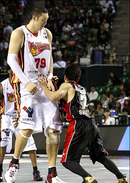 the world's tallest basketball player