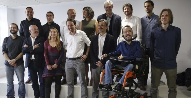 Pablo Iglesias, con los trece candidatos autonómicos durante las pasadas elecciones autonómicas de mayo./ EFE