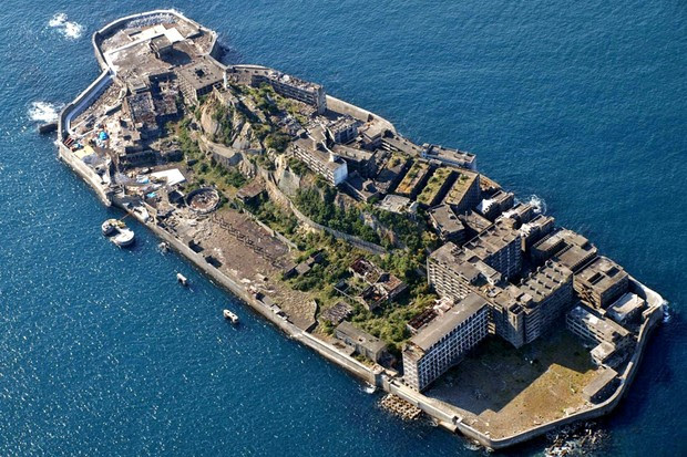 A ilha de Hashima lembra um encouraçado quando vista por cima (Foto: Wikicommons/Reprodução)