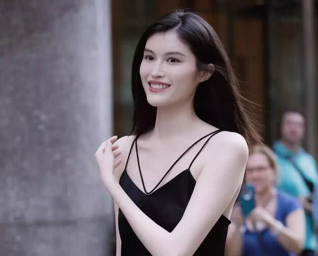 Jun 30, 2021 · 组图：何穗穿露脐装秀小蛮腰 长衫飘飘肌肤白到发光,新浪娱乐讯 2021年6月30日，北京，何穗现身机场。她身穿黑色露脐装大秀小蛮腰，外罩长衫衣摆飘飘气质卓然，露出的肌肤雪白细腻，白到发光。 å¥šæ¢¦ç'¶éƒ½è¦å«å…¥è±ªé—¨äº† ä½•ç©—è¿˜åœ¨å'Œè‡ªå·±çš„çˆ¶äº²ä¼  ç»¯é—» æ–¹é¢