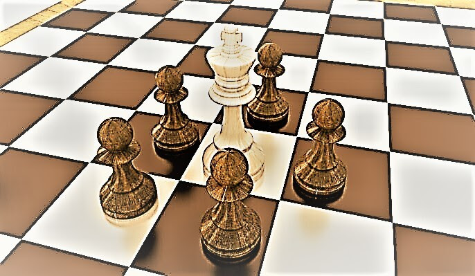rey-blanco-rodeado-peones-negros 13339-231562