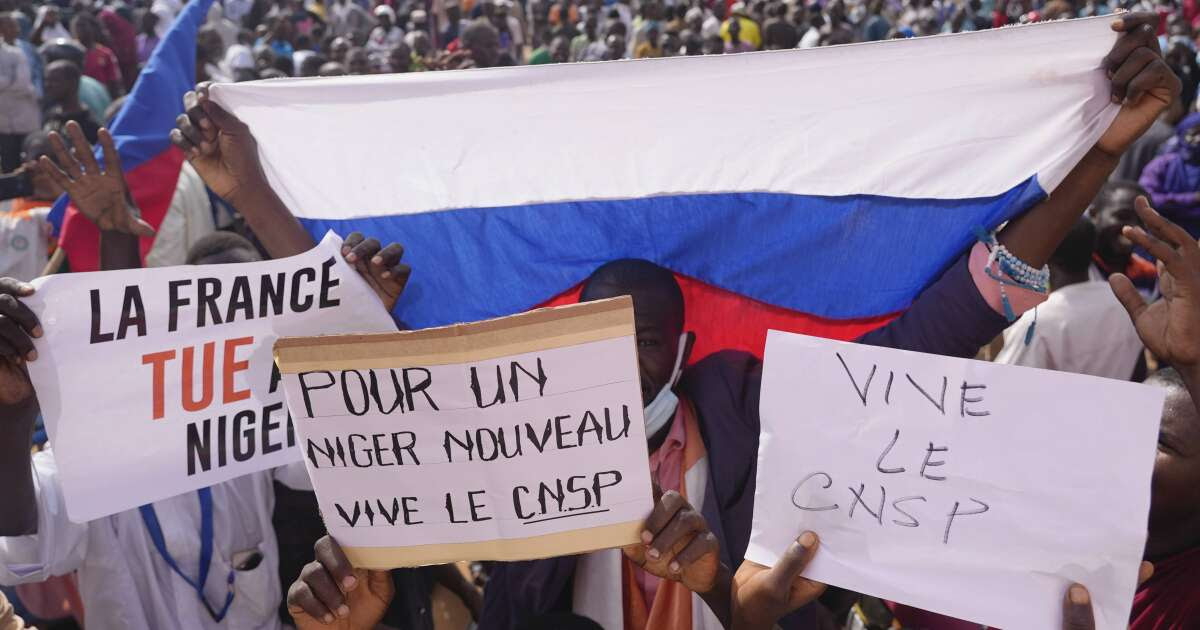 Niger : des milliers de manifestants devant l’ambassade de France à Niamey, Paris condamne les violences