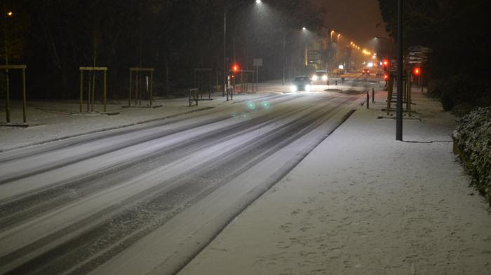 DIRECT. Neige : 56 départements en vigilance orange, des centaines d'automobilistes bloqués toute la nuit sur la route près de Montpellier