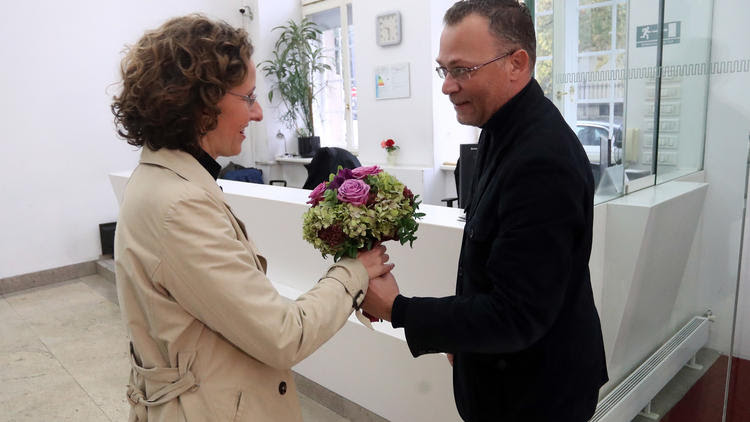 Nina Obuljen new culture minister receives a bouquet of flowers from former culture minister Zlatko Hasanbegovic Photo: HINA