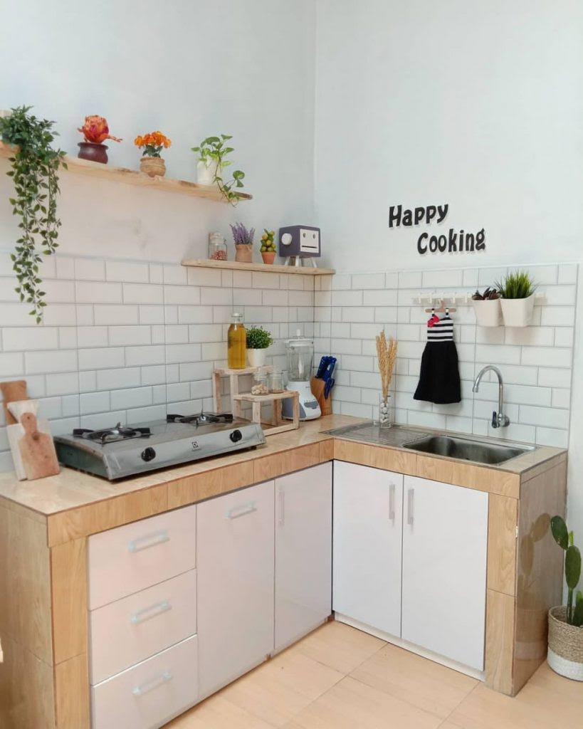 Dapur yang ada wallpaper batu alam lengkap dengan perabotan dan kitchen set bagus sekali di dominasi dengan warna puith yang membuat dapur minimalis cantik elegan ini begitu mewah baik dari segi tampilan maupun interior yang ada kamu kalo memiliki dapur cantik seperti ini pasti akan sangat betah dalam memasak. 11 Desain Dapur Minimalis 2x2 Modern Simpel Dan Baru
