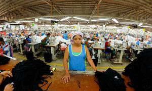 Trabajadora de una planta procesadora de ropa en Nicaragua.