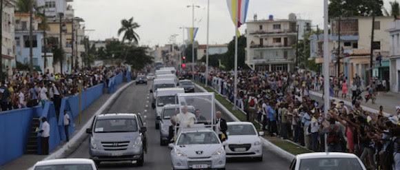 El Papa recorrió 18 kilómetros por La Habana en un vehículo abierto construido en Cuba especialmente para la ocasión. Según el cálculo inicial del portavoz vaticano, Federico Lombardi, unas cien mil personas se congregaron a lo largo del recorrido. Foto: Ismael Francisco/ Cubadebate