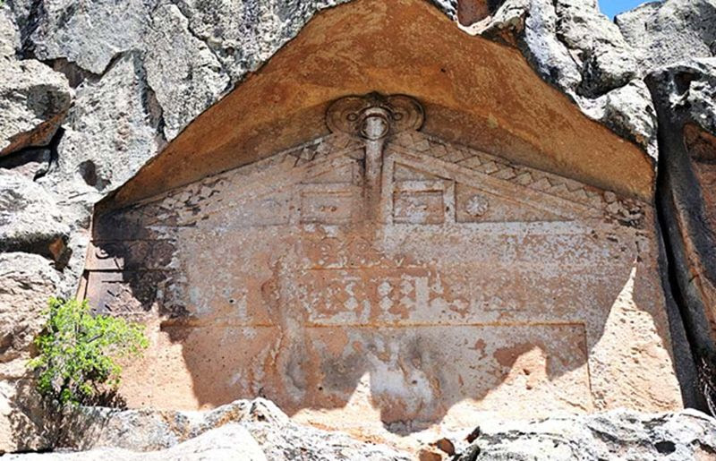 Fachada inacabada de la ciudad de Midas, Yazılıkaya, Turquía