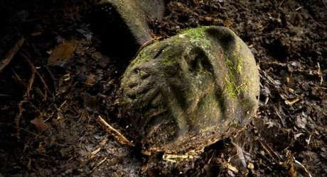 Se encontraron, entre otros artefactos, vasijas talladas con detalle y decoradas con serpientes y otras figuras.  Foto: National Geographic
