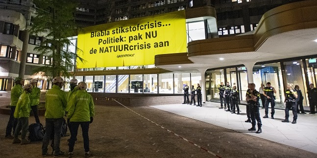 Greenpeace bezet dak Tweede kamer