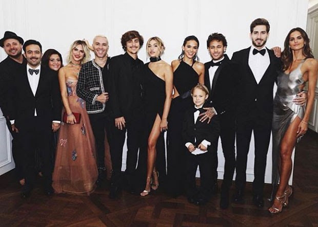 Neymar e Bruna Marquezine com outros famosos em Paris (Foto: Reprodução Instagram)