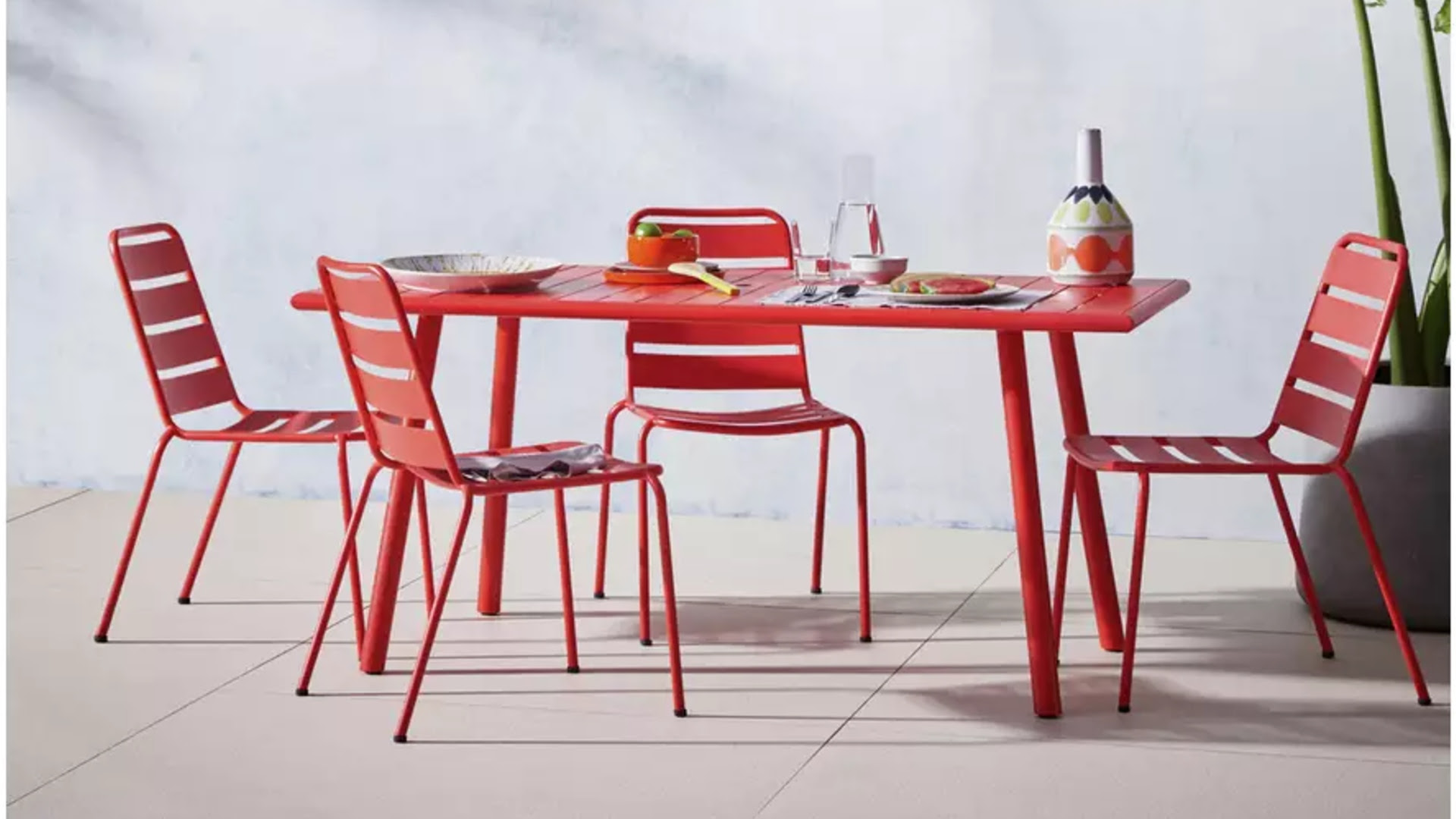 The wide collection comprises beautifully designed 4 legs round dining table that ensure users are comfortable and happy, always looking forward to their dining moments. Garden Furniture Sales The Best Deals For Ss21 Real Homes