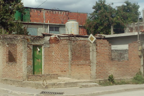 Algunas casas llegan a ruinas incluso antes de que termine su construcción (Foto: Roberto Rodríguez)