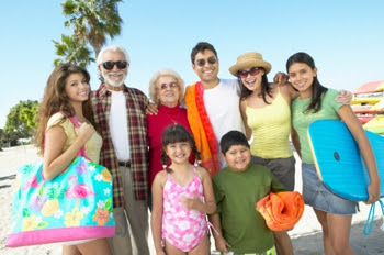 grupo de personas en la playa