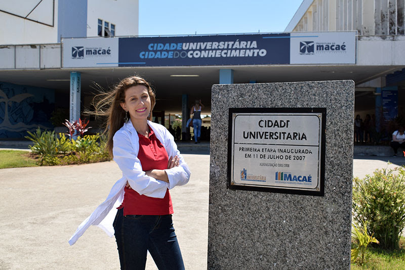 Foto de Rayana de Almeida Vieira em frente a Cidade Universitária