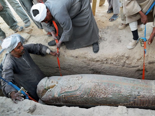 Egípcios desenterram  um sarcófago de madeira preservado que remonta a 1600 A.C (Foto: Egypts Conselho Supremo de Antiguidades/ AP )
