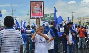 ARCHIVO: Manifestantes en Managua participan en una marcha en 2018 para pedir el fin de la violencia en Nicaragua.