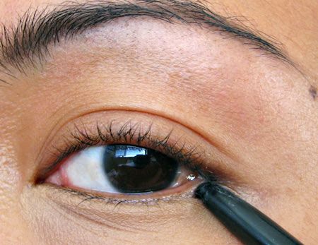 how to apply eyeliner on the top lid
